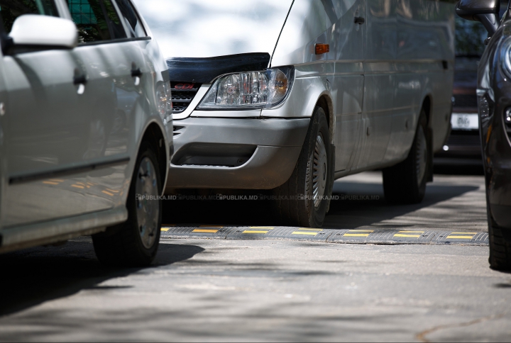 SIGURANŢĂ la trafic! Autorităţile instalează limitatoare de viteză în Capitală (FOTOREPORT)