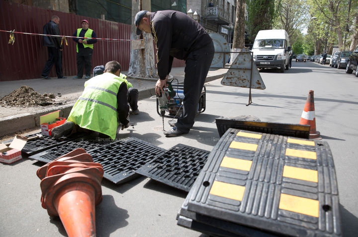 SIGURANŢĂ la trafic! Autorităţile instalează limitatoare de viteză în Capitală (FOTOREPORT)