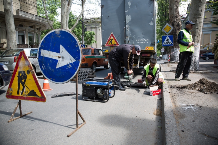 SIGURANŢĂ la trafic! Autorităţile instalează limitatoare de viteză în Capitală (FOTOREPORT)