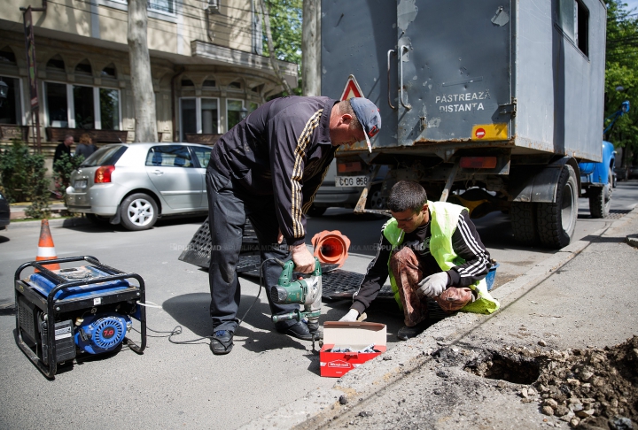 SIGURANŢĂ la trafic! Autorităţile instalează limitatoare de viteză în Capitală (FOTOREPORT)