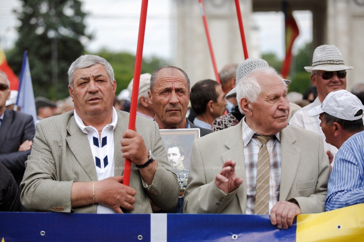 AU SCANDAT PENTRU UNIRE! Cine sunt persoanele de la marșul de sâmbătă FOTOREPORT