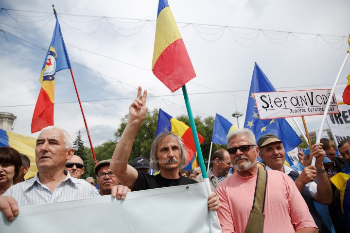 AU SCANDAT PENTRU UNIRE! Cine sunt persoanele de la marșul de sâmbătă FOTOREPORT