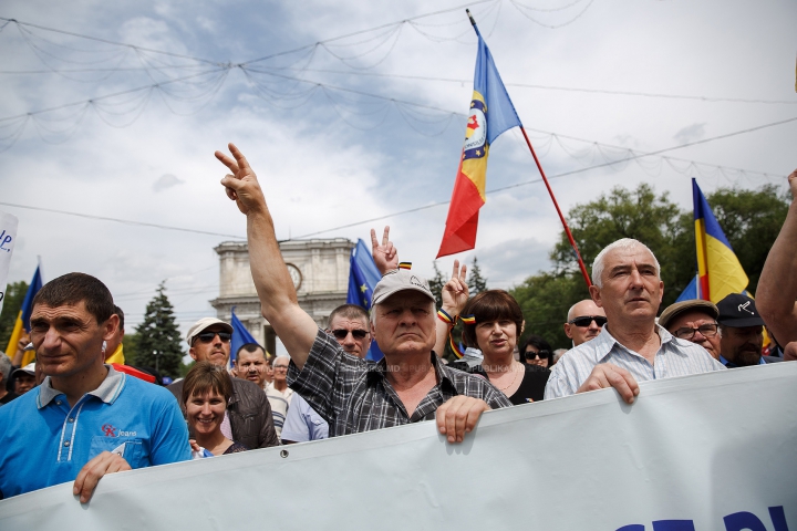 AU SCANDAT PENTRU UNIRE! Cine sunt persoanele de la marșul de sâmbătă FOTOREPORT