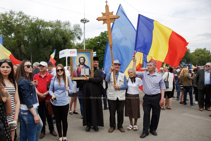 AU SCANDAT PENTRU UNIRE! Cine sunt persoanele de la marșul de sâmbătă FOTOREPORT