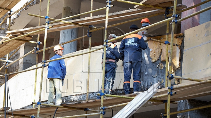 Deces MISTERIOS în Capitală! Un bărbat a fost găsit într-o baltă de sânge pe un şantier (VIDEO)