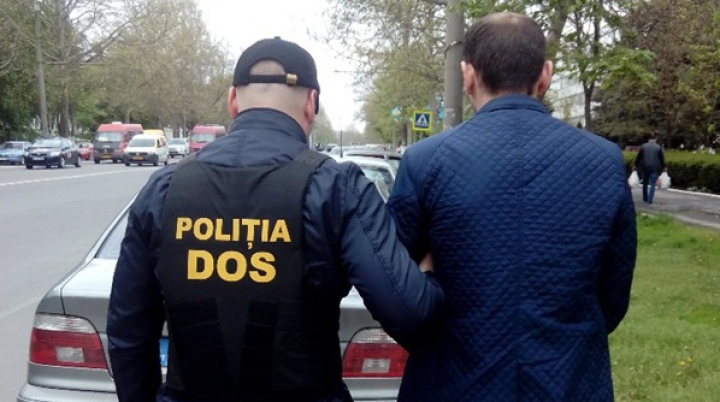 ÎL RECUNOAŞTEŢI? Un infractor DEOSEBIT de periculos, reţinut. Poliţia aşteaptă plângeri 