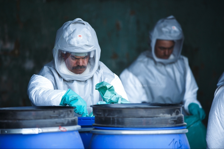 PERICOL pentru oameni şi mediu! Tone de pesticide de la Criuleni vor fi distruse în Marea Britanie (FOTO)