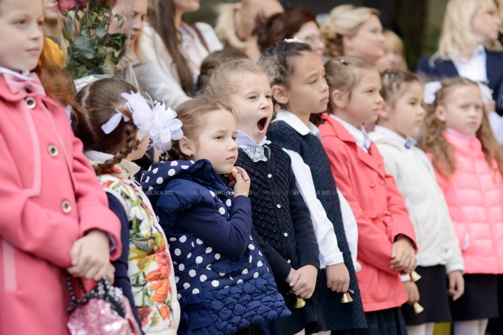 ULTIMUL CLOPOŢEL! Haine noi, tocuri înalte şi fuste scurte, în ultima zi de şcoală (FOTOREPORT)