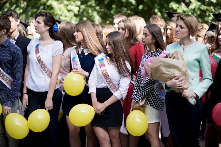 ULTIMUL CLOPOŢEL! Haine noi, tocuri înalte şi fuste scurte, în ultima zi de şcoală (FOTOREPORT)