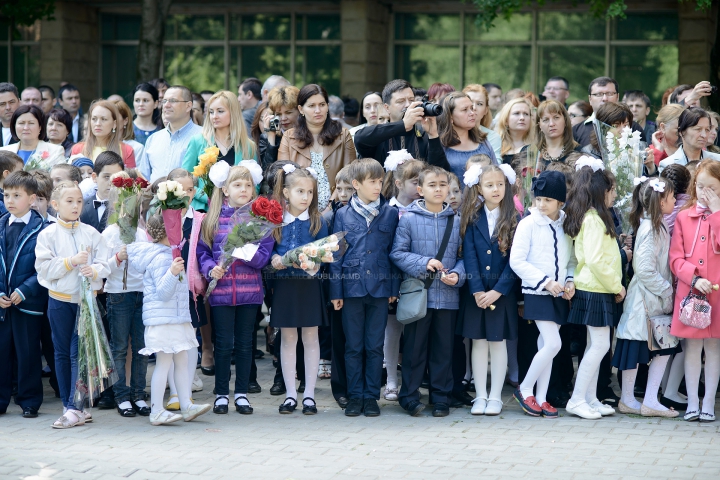 ULTIMUL CLOPOŢEL! Haine noi, tocuri înalte şi fuste scurte, în ultima zi de şcoală (FOTOREPORT)