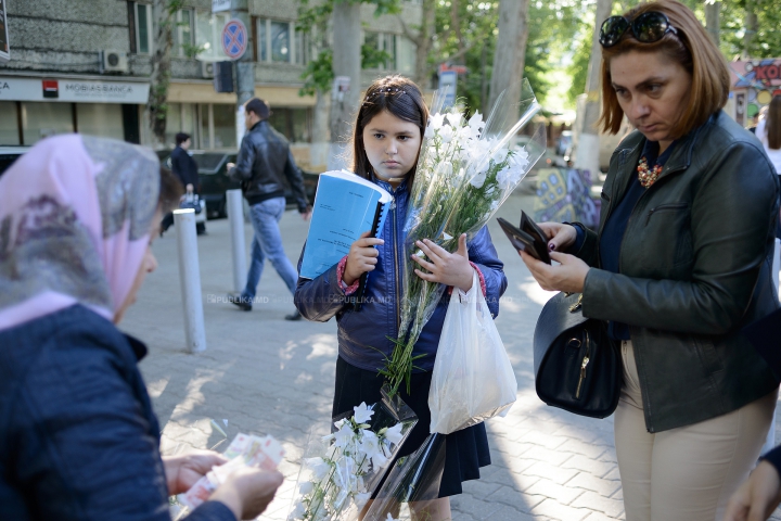 ULTIMUL CLOPOŢEL! Haine noi, tocuri înalte şi fuste scurte, în ultima zi de şcoală (FOTOREPORT)