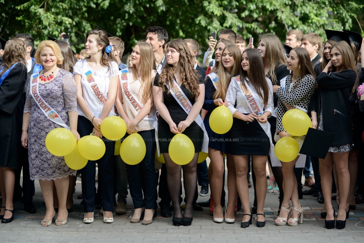 ULTIMUL CLOPOŢEL! Haine noi, tocuri înalte şi fuste scurte, în ultima zi de şcoală (FOTOREPORT)