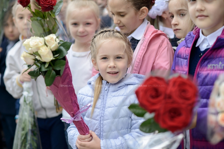 ULTIMUL CLOPOŢEL! Haine noi, tocuri înalte şi fuste scurte, în ultima zi de şcoală (FOTOREPORT)