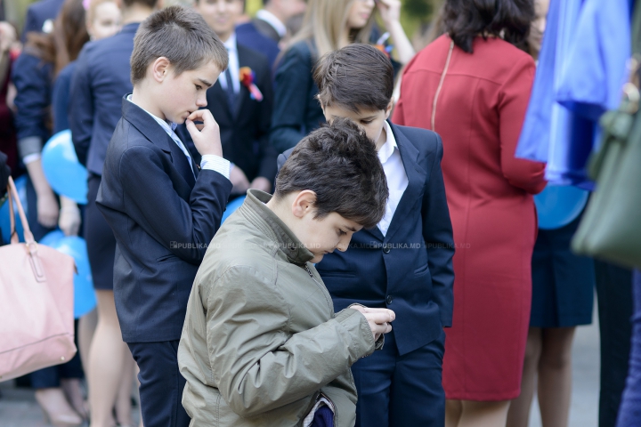 ULTIMUL CLOPOŢEL! Haine noi, tocuri înalte şi fuste scurte, în ultima zi de şcoală (FOTOREPORT)