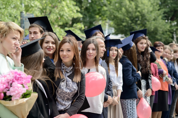 ULTIMUL CLOPOŢEL! Haine noi, tocuri înalte şi fuste scurte, în ultima zi de şcoală (FOTOREPORT)