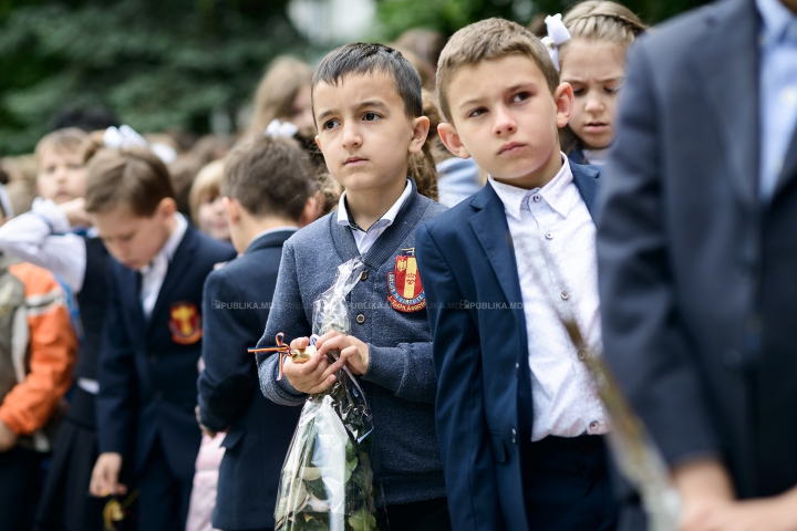 ULTIMUL CLOPOŢEL! Haine noi, tocuri înalte şi fuste scurte, în ultima zi de şcoală (FOTOREPORT)