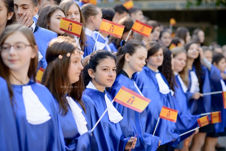 ULTIMUL CLOPOŢEL! Haine noi, tocuri înalte şi fuste scurte, în ultima zi de şcoală (FOTOREPORT)