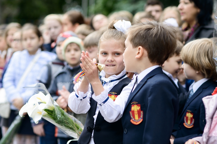 ULTIMUL CLOPOŢEL! Haine noi, tocuri înalte şi fuste scurte, în ultima zi de şcoală (FOTOREPORT)