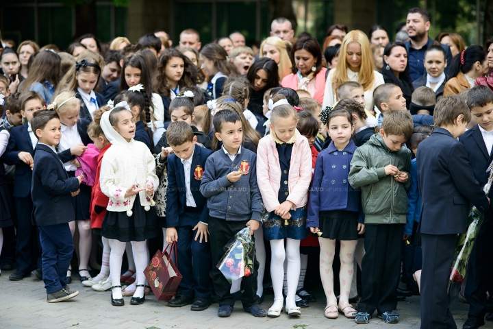 ULTIMUL CLOPOŢEL! Haine noi, tocuri înalte şi fuste scurte, în ultima zi de şcoală (FOTOREPORT)