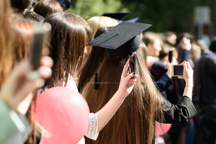 ULTIMUL CLOPOŢEL! Haine noi, tocuri înalte şi fuste scurte, în ultima zi de şcoală (FOTOREPORT)