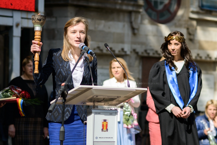 ULTIMUL CLOPOŢEL! Haine noi, tocuri înalte şi fuste scurte, în ultima zi de şcoală (FOTOREPORT)