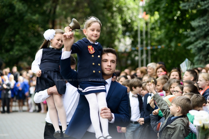 ULTIMUL CLOPOŢEL! Haine noi, tocuri înalte şi fuste scurte, în ultima zi de şcoală (FOTOREPORT)