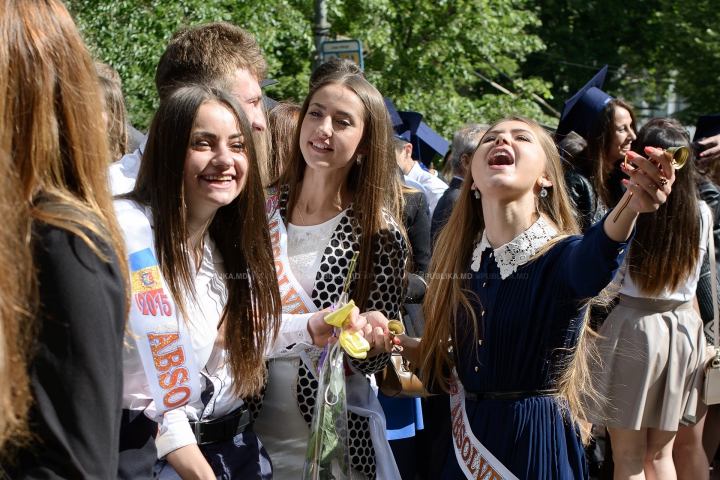 ULTIMUL CLOPOŢEL! Haine noi, tocuri înalte şi fuste scurte, în ultima zi de şcoală (FOTOREPORT)