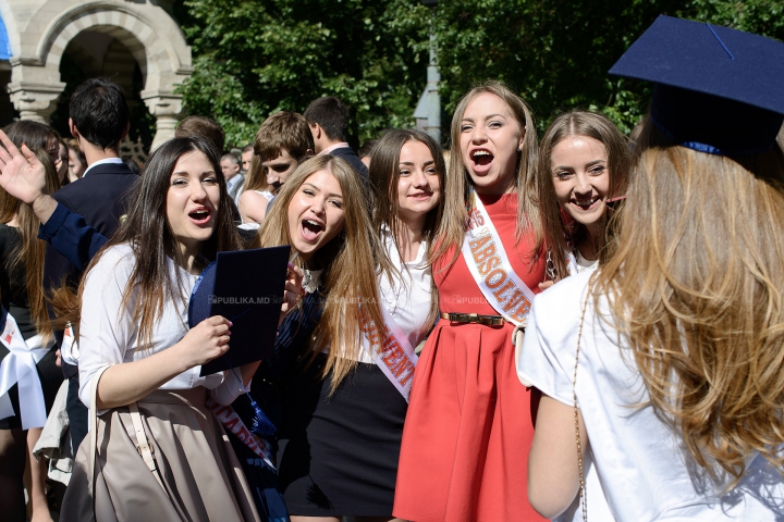 ULTIMUL CLOPOŢEL! Haine noi, tocuri înalte şi fuste scurte, în ultima zi de şcoală (FOTOREPORT)