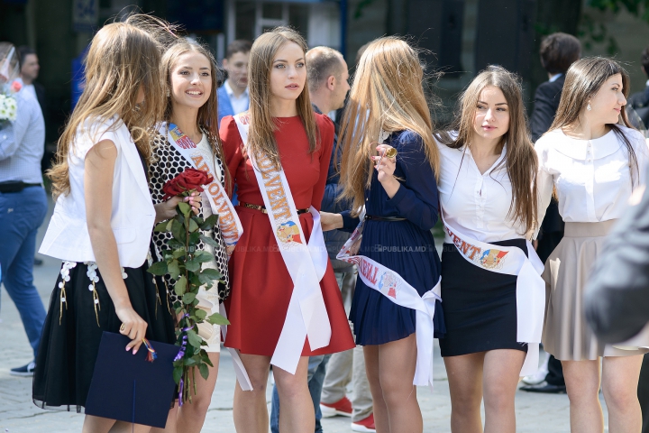 ULTIMUL CLOPOŢEL! Haine noi, tocuri înalte şi fuste scurte, în ultima zi de şcoală (FOTOREPORT)