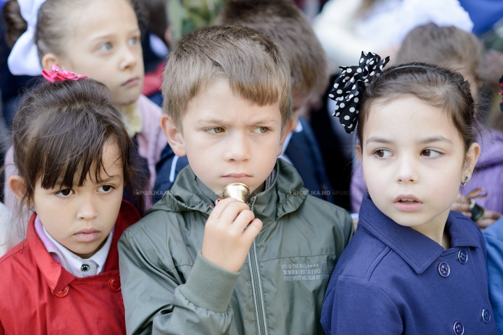 ULTIMUL CLOPOŢEL! Haine noi, tocuri înalte şi fuste scurte, în ultima zi de şcoală (FOTOREPORT)