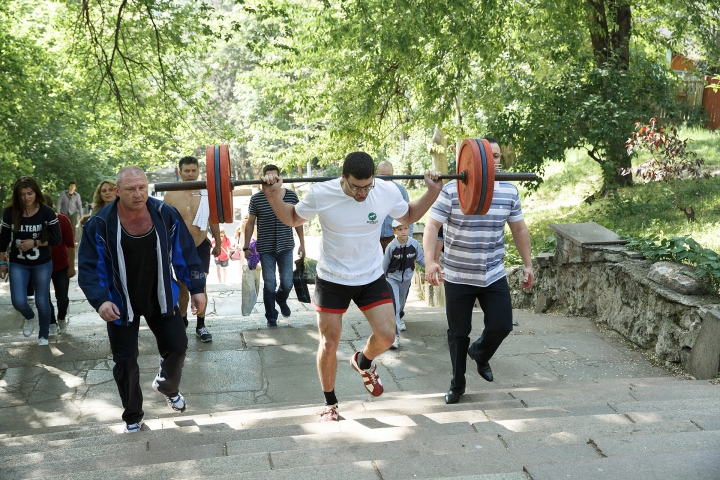 A urcat scările cu 100 de kg în spate! Performanța unui sportiv i-a uimit pe trecătorii din parcul Valea Morilor