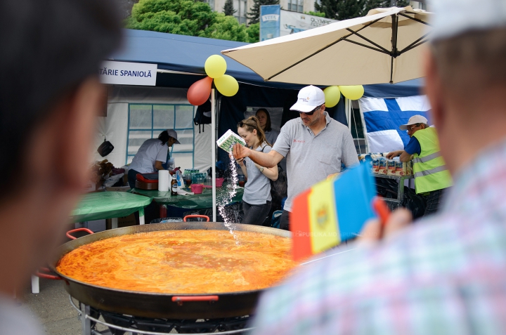 Delicii culinare în Orășelul European din Chișinău. Cum a surprins publicul ambasadorul UE în Moldova