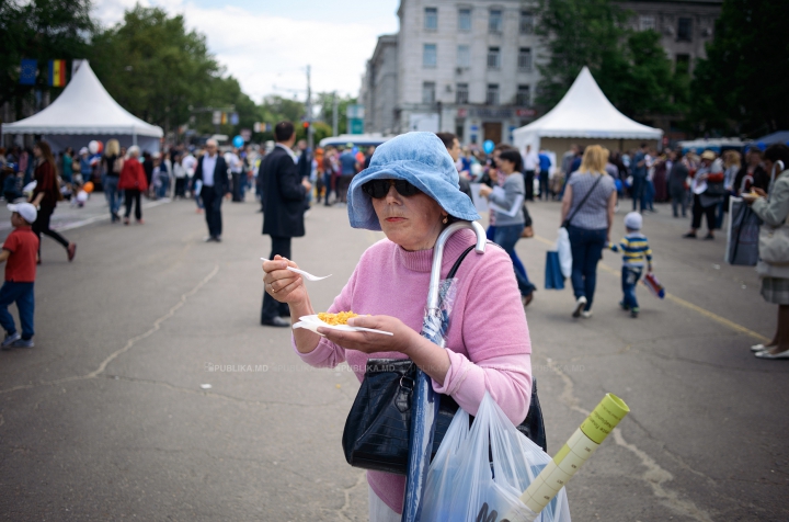 Delicii culinare în Orășelul European din Chișinău. Cum a surprins publicul ambasadorul UE în Moldova