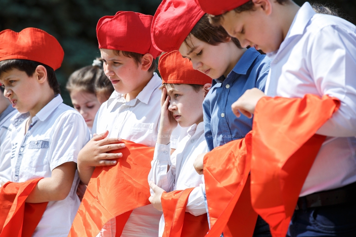 Marş al pionerilor în Capitală! Partidul Comuniștilor reînvie o tradiţie demult uitată (FOTO/VIDEO)