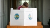 STRIGĂTE şi INSULTE la Cimişeni! Ziua alegerilor s-a lăsat cu scandal la poarta secţiei de votare (VIDEO)