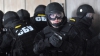 Mascaţi înarmaţi de la SBU intră cu forţa într-o clădire şi îi arestează pe oamenii de acolo (VIDEO)