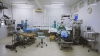 Intervenţie chirurgicală BIZARĂ. Un bărbat cântă la chitară când i se face o operaţie la creier (VIDEO)