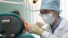 ​AŞA CEVA NU AI MAI VĂZUT! Un dentist a extras dintele unei paciente în timp ce se afla pe un hoverboard