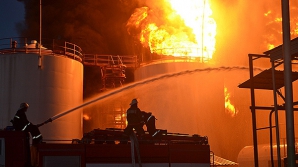 Cel puţin trei rezervoare cu lichid inflamabil continuă să ardă în apropiere de Kiev