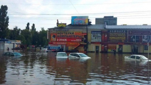 Intemperii în Rusia. Unii locuitori s-au scăldat în zone inundate după ce a plouat abundent (VIDEO)