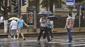 Nu uitaţi umbrelele! Meteorologii prognozează ploi slabe, de scurtă durată