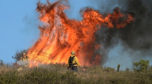 Incendii de vegetaţie în sudul Californiei! Sute de oameni, forţaţi să-şi părăsească locuinţele