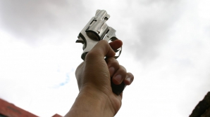 GROZĂVII în Statele Unite. Doi bărbaţi şi-au scos pistoalele şi au tras la întâmplare