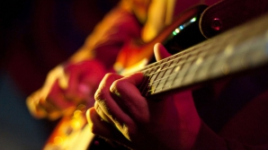 E SENZAŢIONAL cum cântă un muzician la o chitară acustică (VIDEO VIRAL)