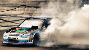 Cursă cu incidente în NASCAR! Un pilot a fost la un pas de moarte