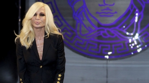 Beduinii, sursa de inspirație pentru Donatella Versace. Ce a pregătit renumita creatoare de modă