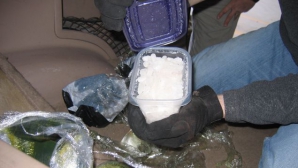 Din parte vătămată a ajuns suspect! Un tânăr s-a pornit la poliție cu geanta plină cu droguri (VIDEO)