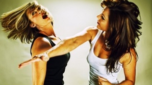 BĂTAIE CRUNTĂ între două adolescente. Şi-au dat pumni și picioare în faţa unui supermarket (VIDEO)