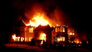 Hotel în flăcări. Zece oameni au murit, iar nouă au fost spitalizaţi