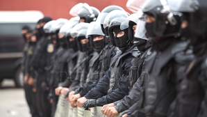 Explozii şi împuşcături la "Fulger". Sediul instituţiei a fost acoperit cu fum